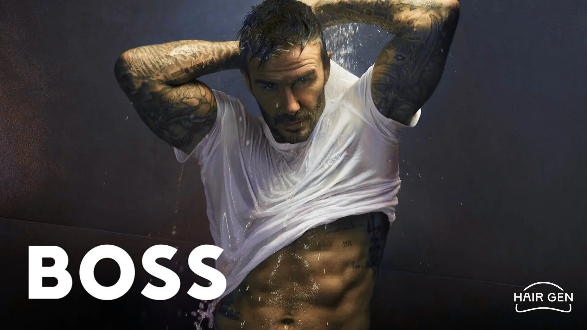 David Beckham torse nu sous une pluie fine, retirant un t-shirt blanc, avec le logo BOSS visible au premier plan.