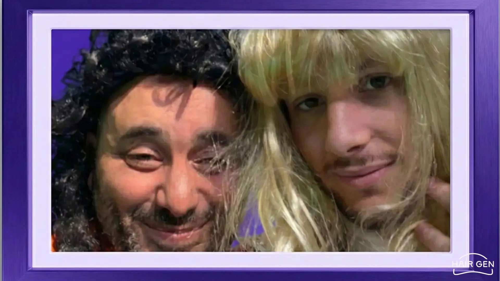 Vianney avec sa perruque blonde en compagnie de Jérôme Commandeur qui porte égalemet une perruque.