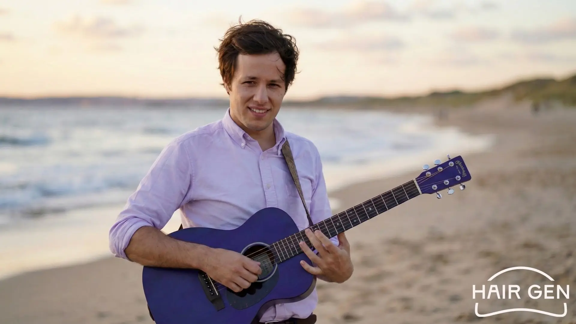 Vianney sur la plage avec sa guitare