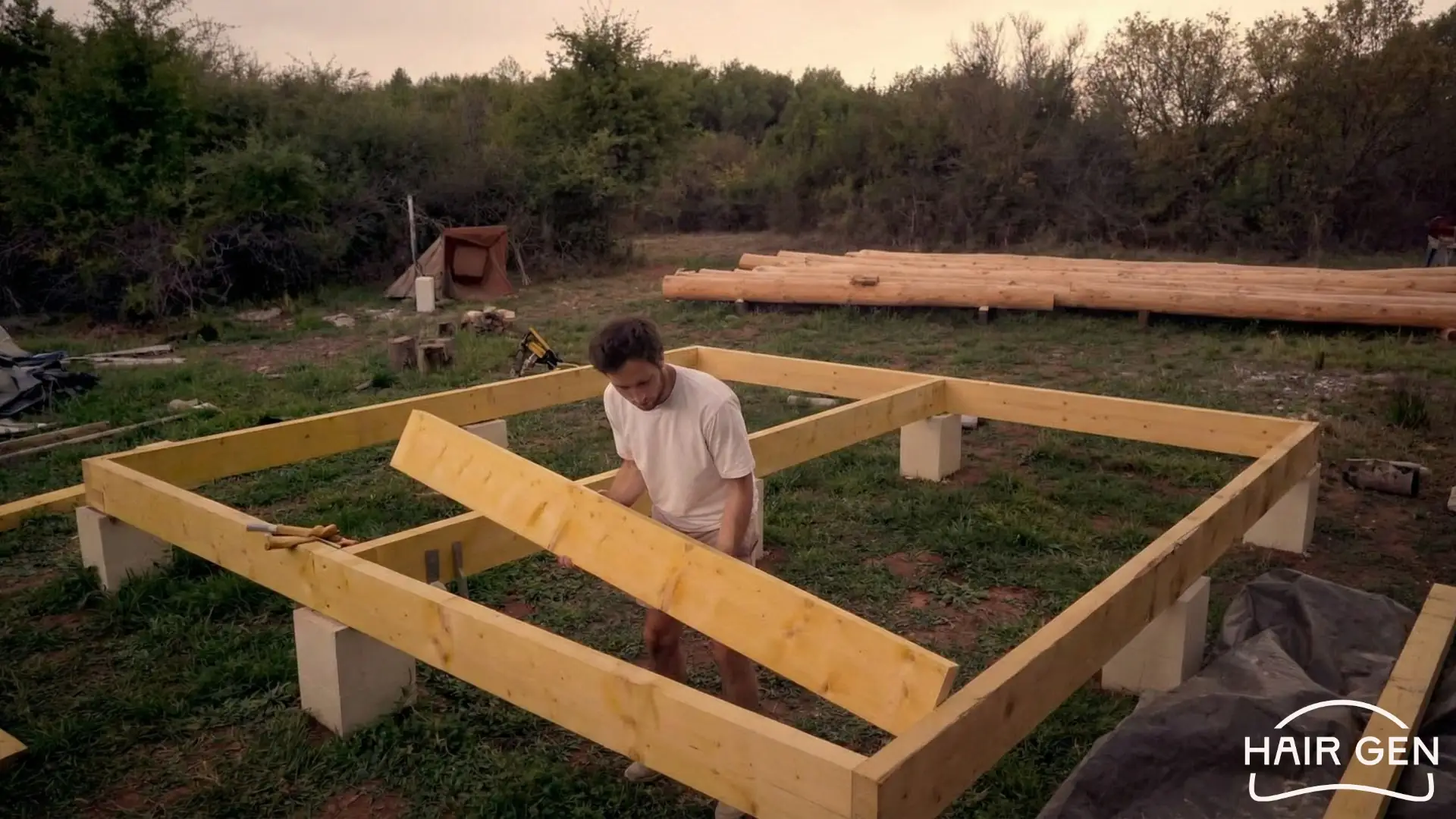 Vianney en train de costruire sa cabane.